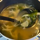 ほっとく簡単レシピ！玉ねぎとわかめのコンソメスープ